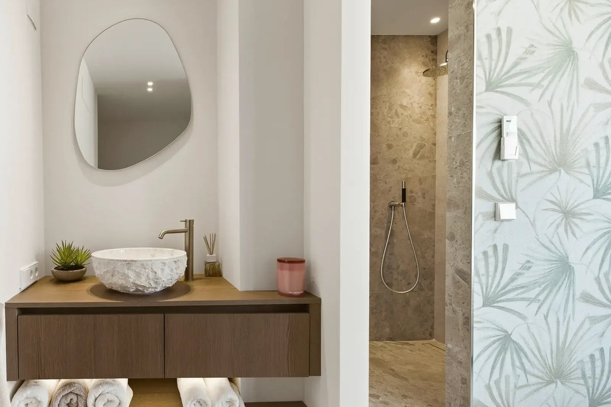 Natuurstenen waskom Aruba in een lichte badkamer
