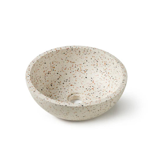 witte terrazzo waskom met kleurrijke steentjes