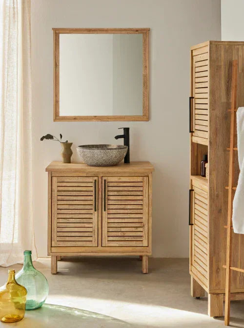 Natuurstenen opbouwwaskom op een houten wastafelmeubel in de badkamer
