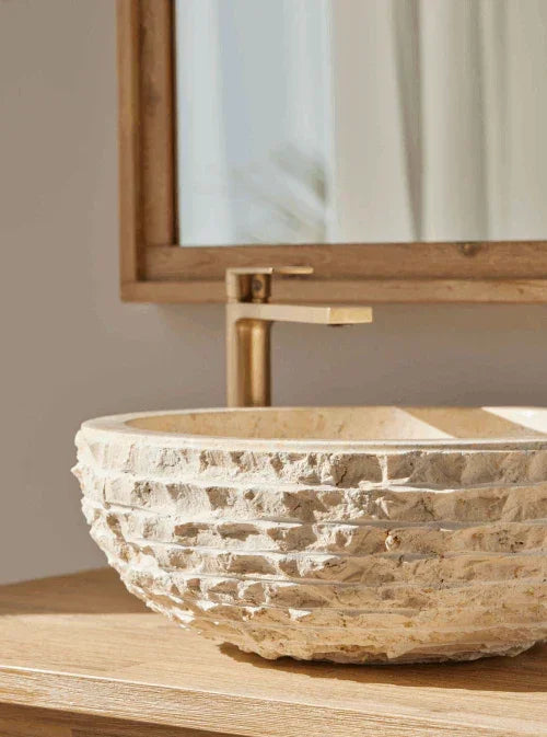Beige waskom in een natuurlijke, rustige badkamer