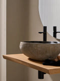 waskom in minimalistische badkamer 