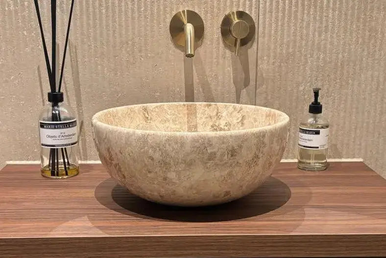 beige natuurstenen waskom