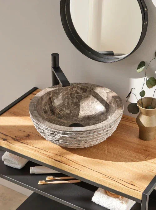 Grijze natuurstenen waskom in een moderne badkamer