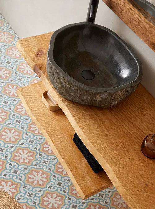 een organische waskom op een houten blad in de badkamer