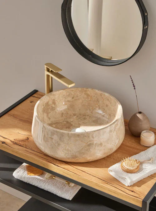waskom zandkleur met gouden kraan op houten plank