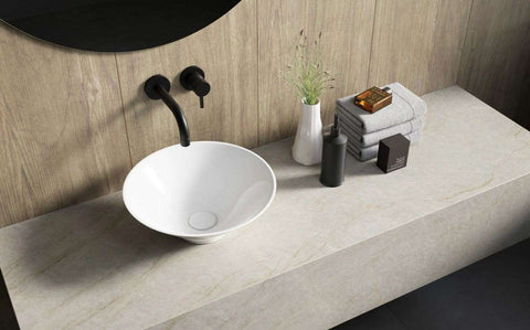 Ronde witte keramische waskom 41x41x15cm op natuursteen wasmeubel met zwarte kraan en badkameraccessoires