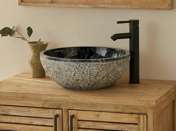 Zwart-grijze terrazzo waskom met zwarte kraan op houten kastje