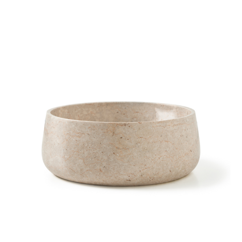 Beige natuursteen waskom 40x40x15cm in ronde vorm met zachte patroonstructuur en strakke rand, gefotografeerd als packshot op witte achtergrond.