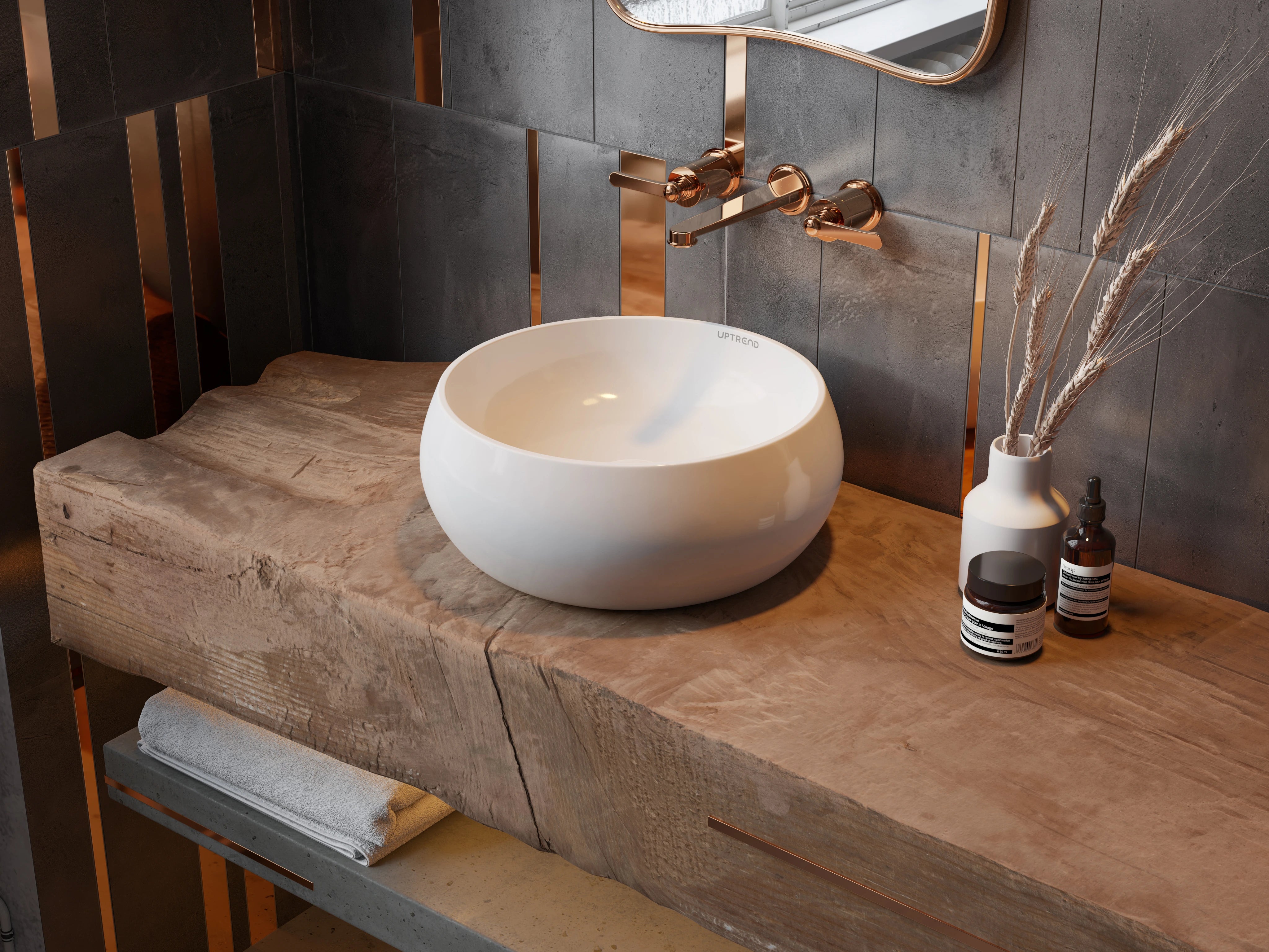 Ronde keramische waskom witte kleur op houten badmeubel met bronze inbouwkraan
