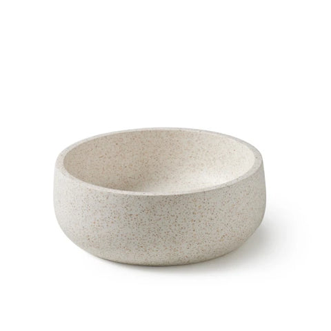 Ronde witte, beige terrazzo waskom 39x39x13cm met fijne korrelstructuur en centrale afvoeropening, packshot op witte achtergrond.