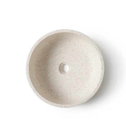 Ronde witte, beige terrazzo waskom 39x39x13cm met fijne korrelstructuur en centrale afvoeropening, packshot op witte achtergrond.