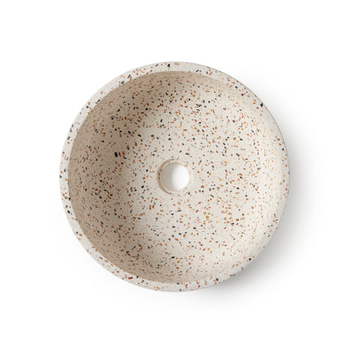 Witte, beige terrazzo waskom 39x39x14cm met kleurrijke chips in ronde vorm bovenaanzicht op witte achtergrond