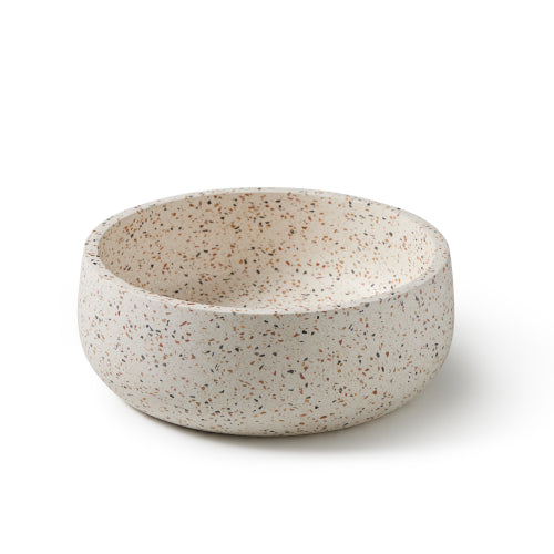 Witte, beige ronde terrazzo waskom 39x39x14cm met kleurrijke chips in ronde vorm vooraanzicht op witte achtergrond