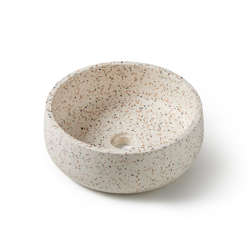Ronde terrazzo waskom in lichte kleur met fijne spikkels in bruin, oranje en grijs 39x39x14cm op witte achtergrond vooraanzicht