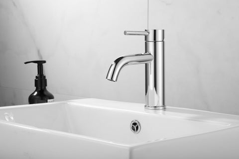 Chroom wastafelkraan met éénhendel, modern cilindrisch ontwerp op witte wastafel