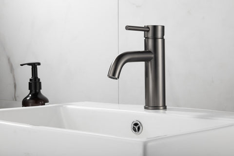 Donkergrijze wastafelkraan met éénhendel, modern cilindrisch ontwerp op witte wastafel