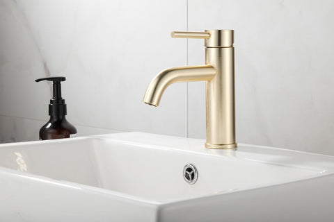 Goud wastafelkraan met éénhendel, modern cilindrisch ontwerp op witte wastafel