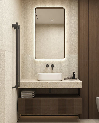 Moderne badkamer met rechthoekige spiegel, opbouw waskom en ingebouwde wandkraan