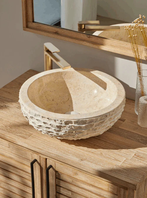 beige waskom op meubel