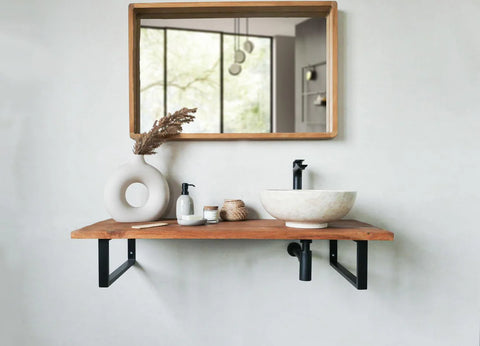 ronde beige natuurstenen waskom op wandplank met zwarte opbouwkraan in moderne badkamer