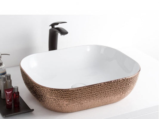 Ovale rechthoekige keramische waskom 50x40x15cm wit met bronskleurige buitenkant, opbouwmodel op wit meubel met zwarte kraan