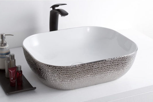 Ovale rechthoekige keramische waskom 50x40x15cm wit met zilverkleurige buitenkant, opbouwmodel op wit meubel met zwarte kraan
