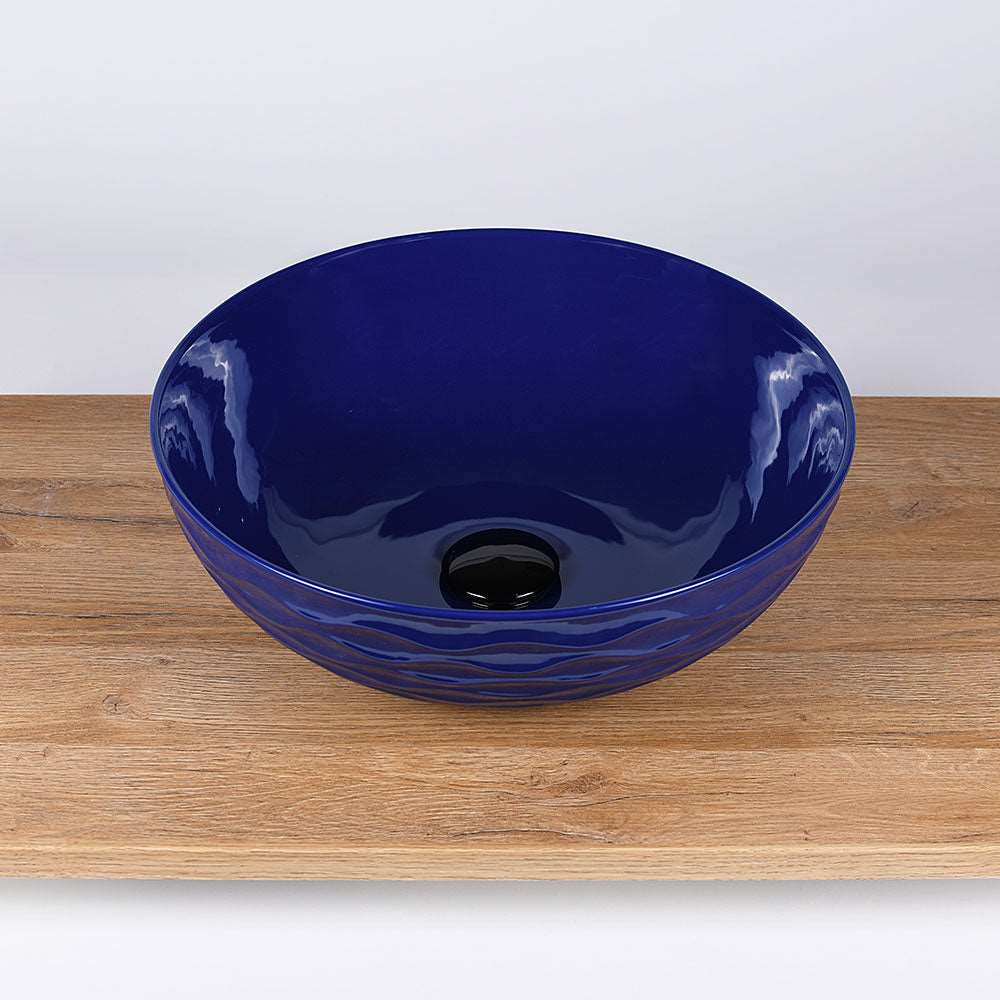 Keramische waskom in ronde vorm in kobaltblauw 42x42x14 cm als opbouwmodel voor de badkamer, packshot op houten blad
