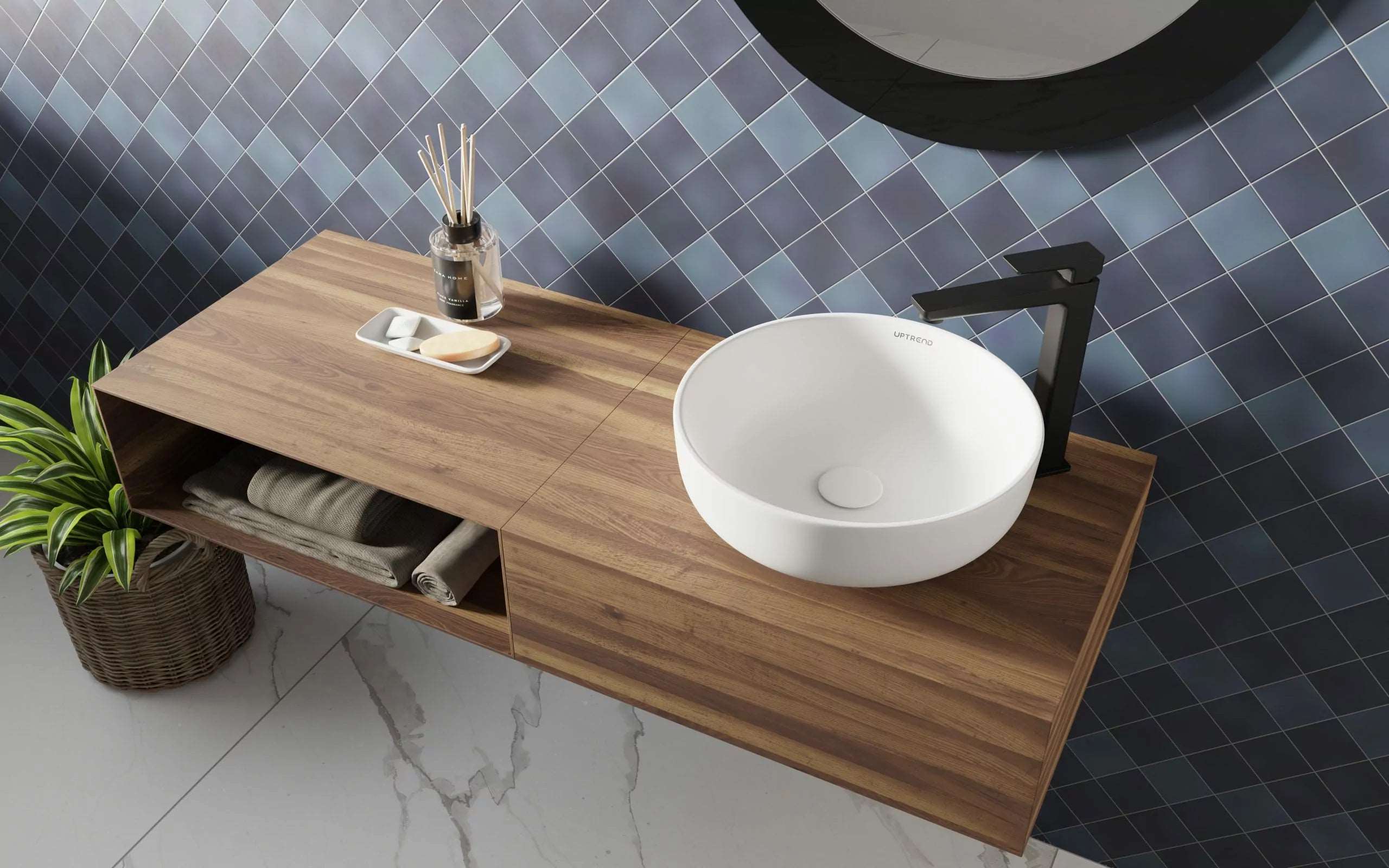 Witte ronde keramische waskom 38,5x38,5x14cm op houten badmeubel met hoge zwarte kraan in moderne badkamer met blauwe wandtegels