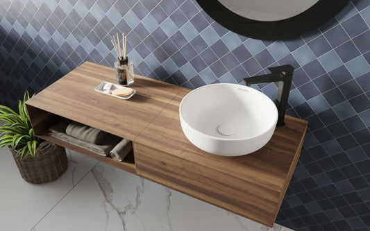 Witte ronde keramische waskom 38,5x38,5x14cm op houten badmeubel met hoge zwarte kraan in moderne badkamer met blauwe wandtegels