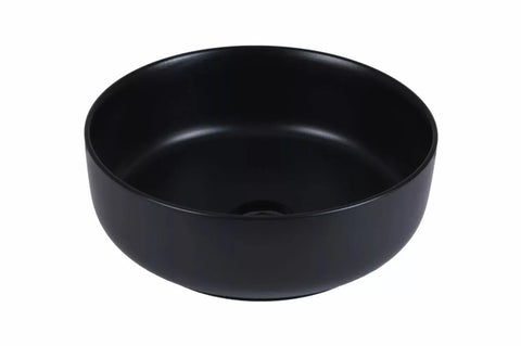 Ronde zwarte keramische opbouwwaskom 38,5x38,5x14cm in packshotweergave met gladde matte afwerking en centraal afvoergat voor moderne badkamers