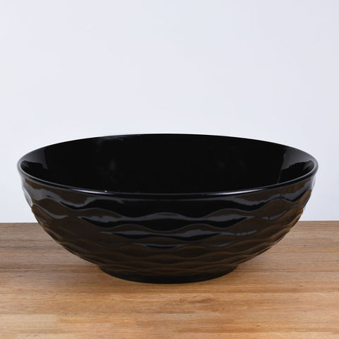 Ronde zwart keramische opbouwwaskom 42,5x42,5x14cm met subtiel golvend reliëf en gladde binnenzijde, ideaal voor een moderne en rustige badkamerstijl