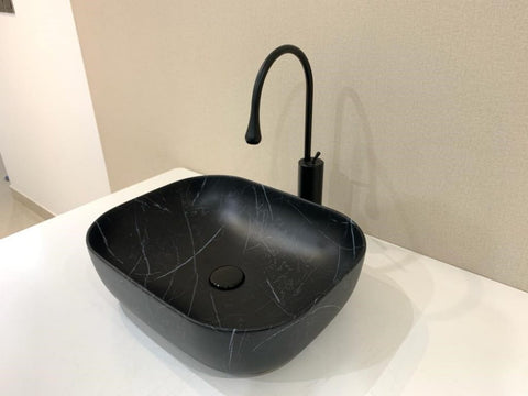 Keramische opbouw waskom vierkant in zwarte marmerlook, afmeting 50x40x14 cm, geschikt voor badkamermeubel
