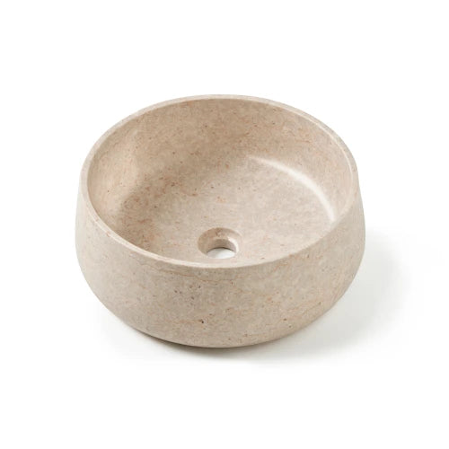 ronde, beige natuursteen waskom in ronde vorm met zachte patroonstructuur en strakke rand, gefotografeerd als packshot op witte achtergrond.