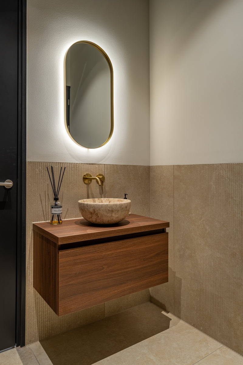 toilet waskom met beige kleur en gouden kraan