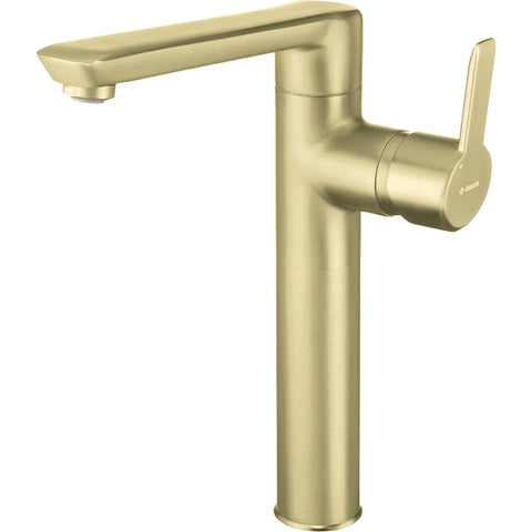 Hoge wastafelkraan van messing materiaal in mat goud met strakke moderne vormgeving op witte achtergrond