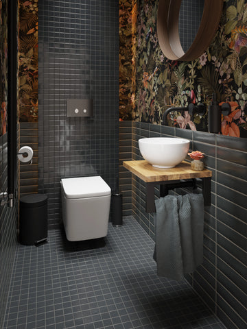witte keramische waskom in toilet op houten plank met zwarte inbouwkraan