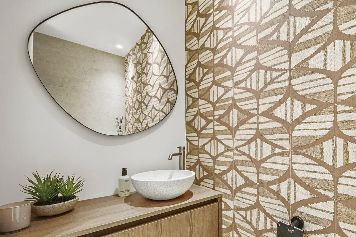 Terrazzo waskom Venecia White in een badkamer met houten meubel